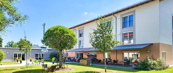 Haus und Garten der CuraVivum Tagespflege in Niederaichbach