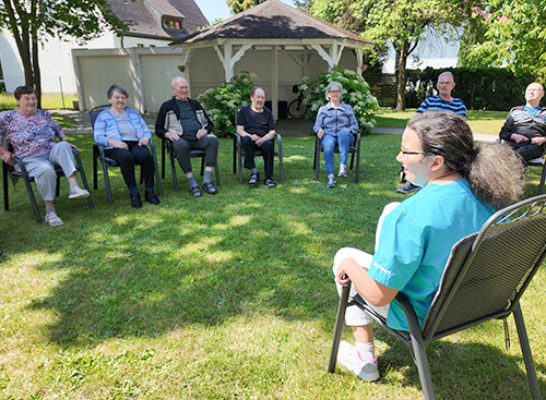 Bewegungsrunde Senioren und Pflegefachkraft