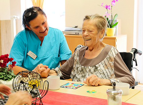 Pflegefachkraft beim Spielen in der Tagespflege Pottenstein