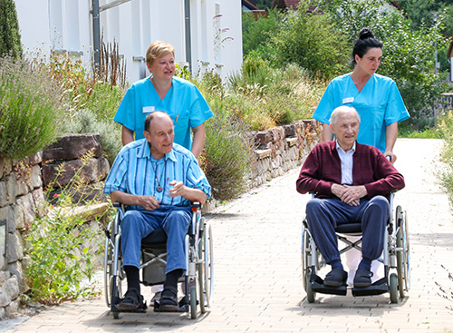 Pflegehelferinnen beim Spaziergang rund um die Tagespflege
